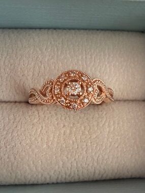 10kt Rose Gold Halo Diamond Ring
Ring Sz7